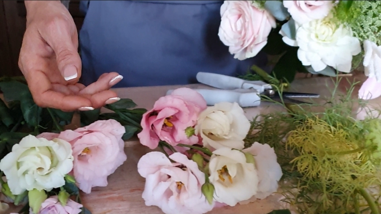 Artisan fleuriste préparant son bouquet