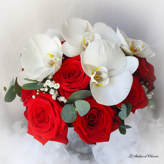 Bouquet de mariée avec orchidées et roses rouges