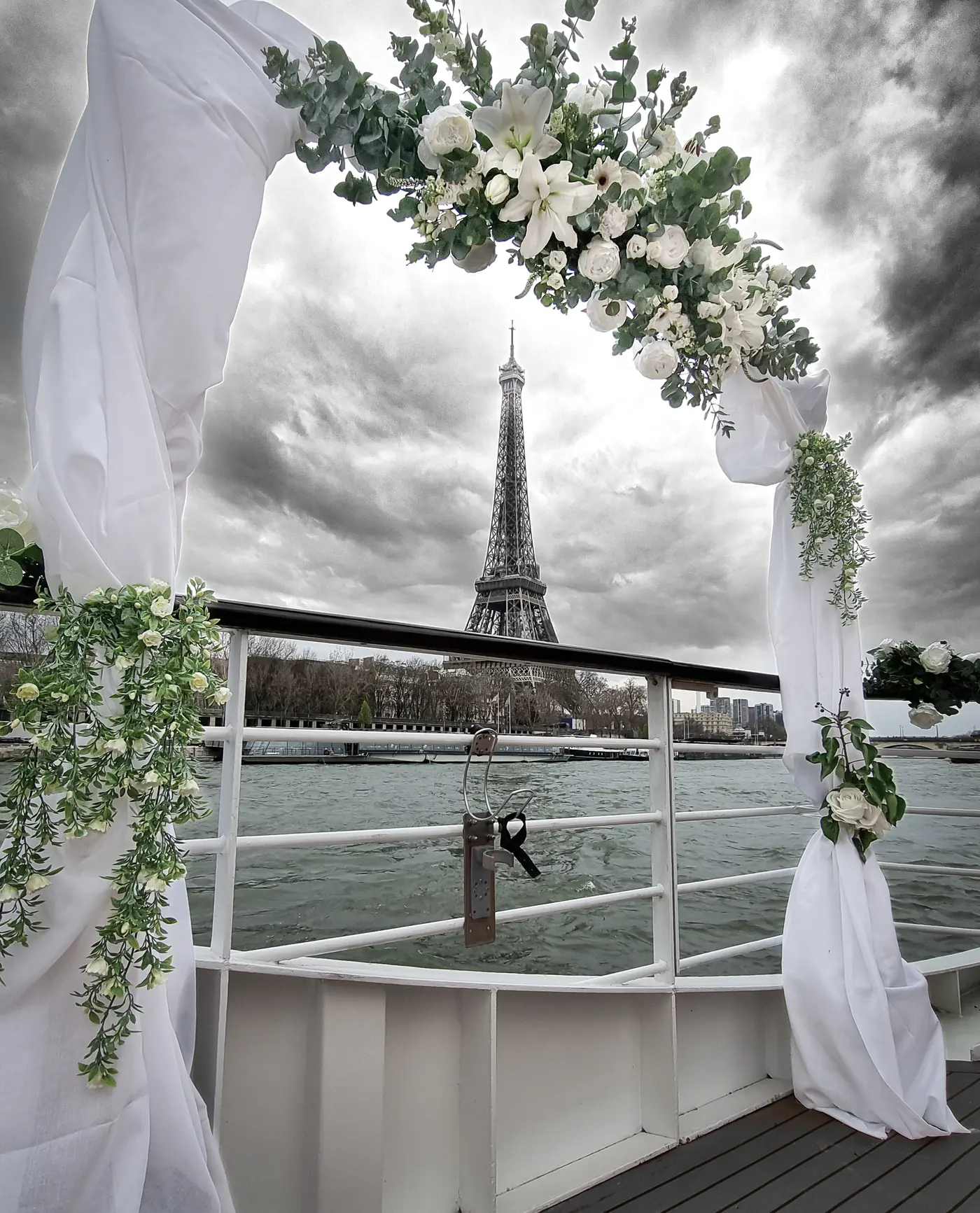 Arche de mariage blanche et fleurie sur un bateau, face à la tour Eiffel — L’Atelier d’Olivier
