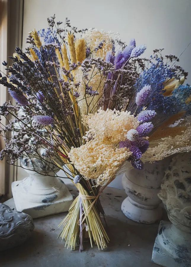 Bouquet de fleurs séchées couleurs naturelles et parme