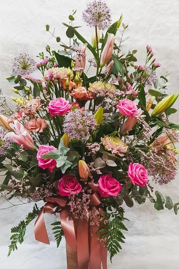 Composition monumentale avec roses et lys — vue 3