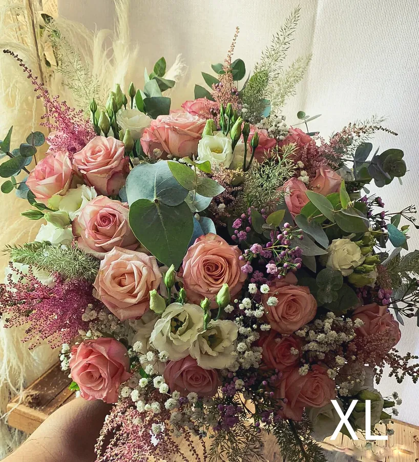 Bouquet champêtre avec roses et fleurs de saison — vue 5