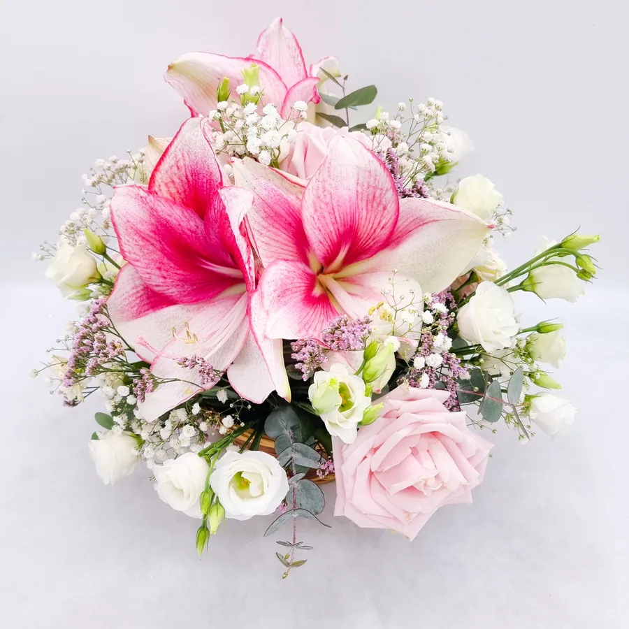 Panier de fleurs roses et blanches — vue 2
