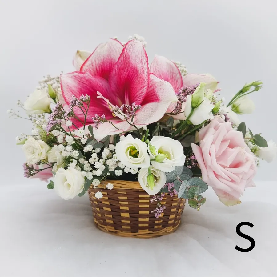 Panier de fleurs roses et blanches — vue 4